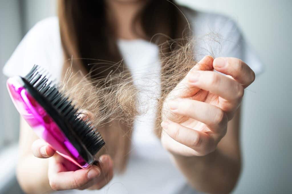 איך למנוע נשירת שיער והתקרחות